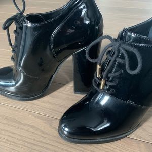 Guess shoes, 4 1/2 inch heels, lacquered black, excellent condition